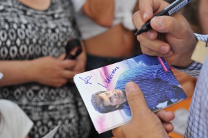 Gaststar Andy Borg gibt Autogramme